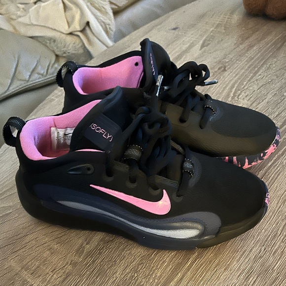 Nike IsoFly Basketball Shoe for girls 
Size 2
Worn once - Picture 1 of 5